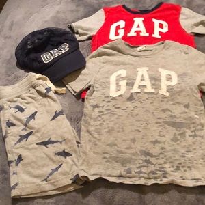Boys size 5 gap clothes and hat.